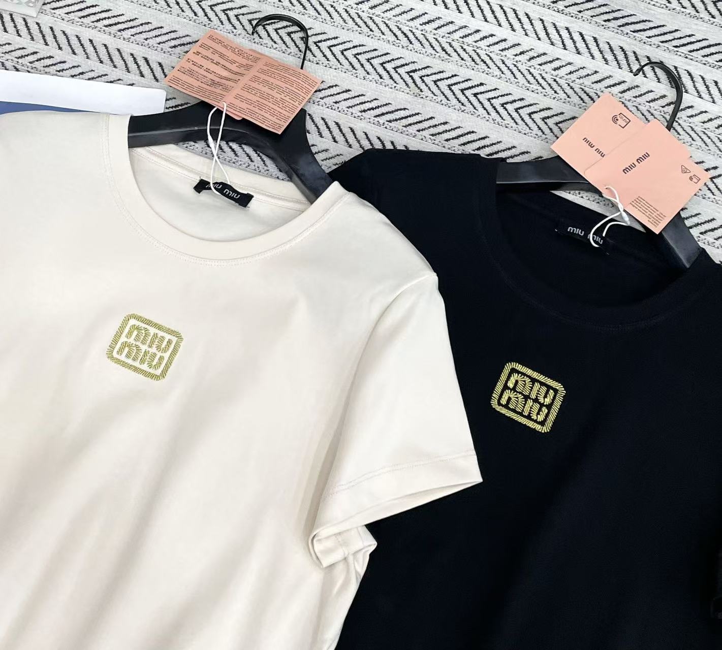 M1UM1U 刺繍入りレターTシャツ【50％割引+送料無料】