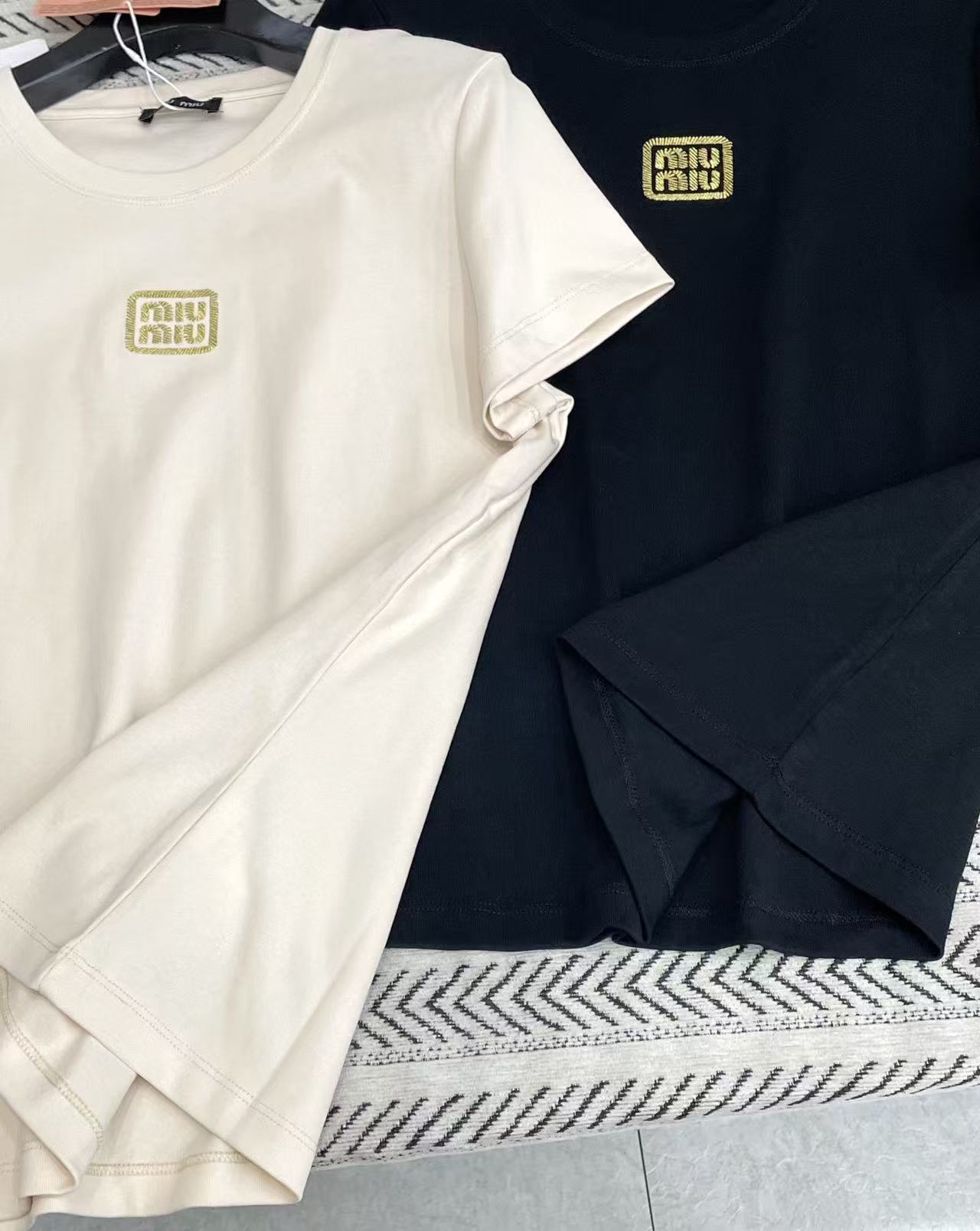 M1UM1U 刺繍入りレターTシャツ【50％割引+送料無料】