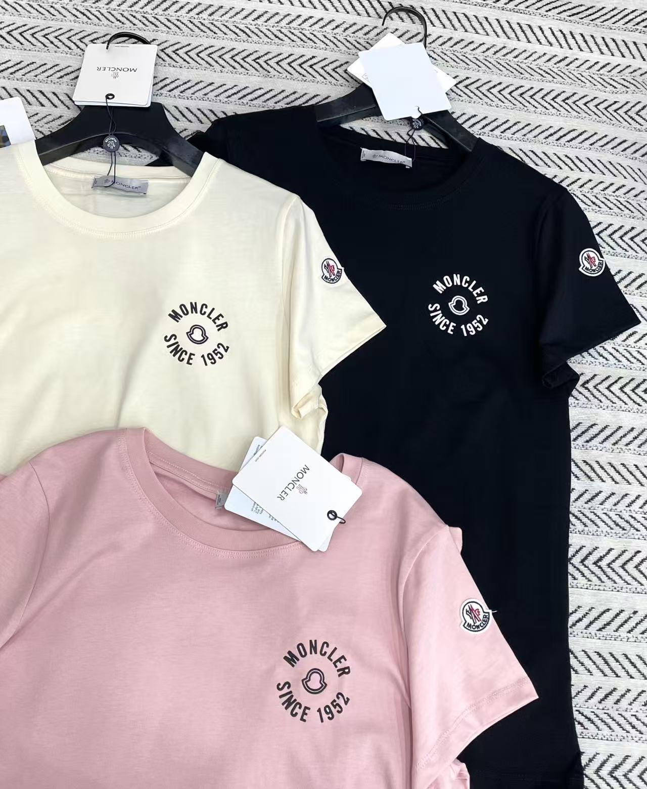 MONCLERシンプルな刺繍文字Tシャツ【50％割引+送料無料】