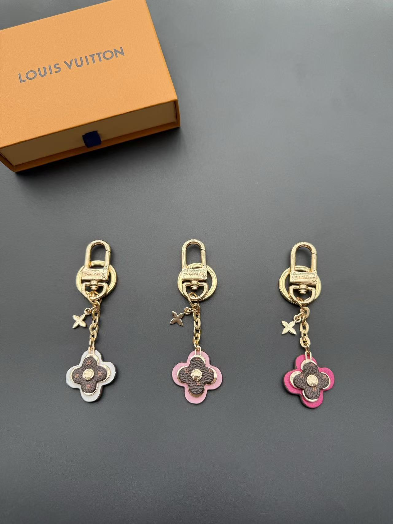 LV 四つ葉のクローバー キーホルダー【50％割引+送料無料】