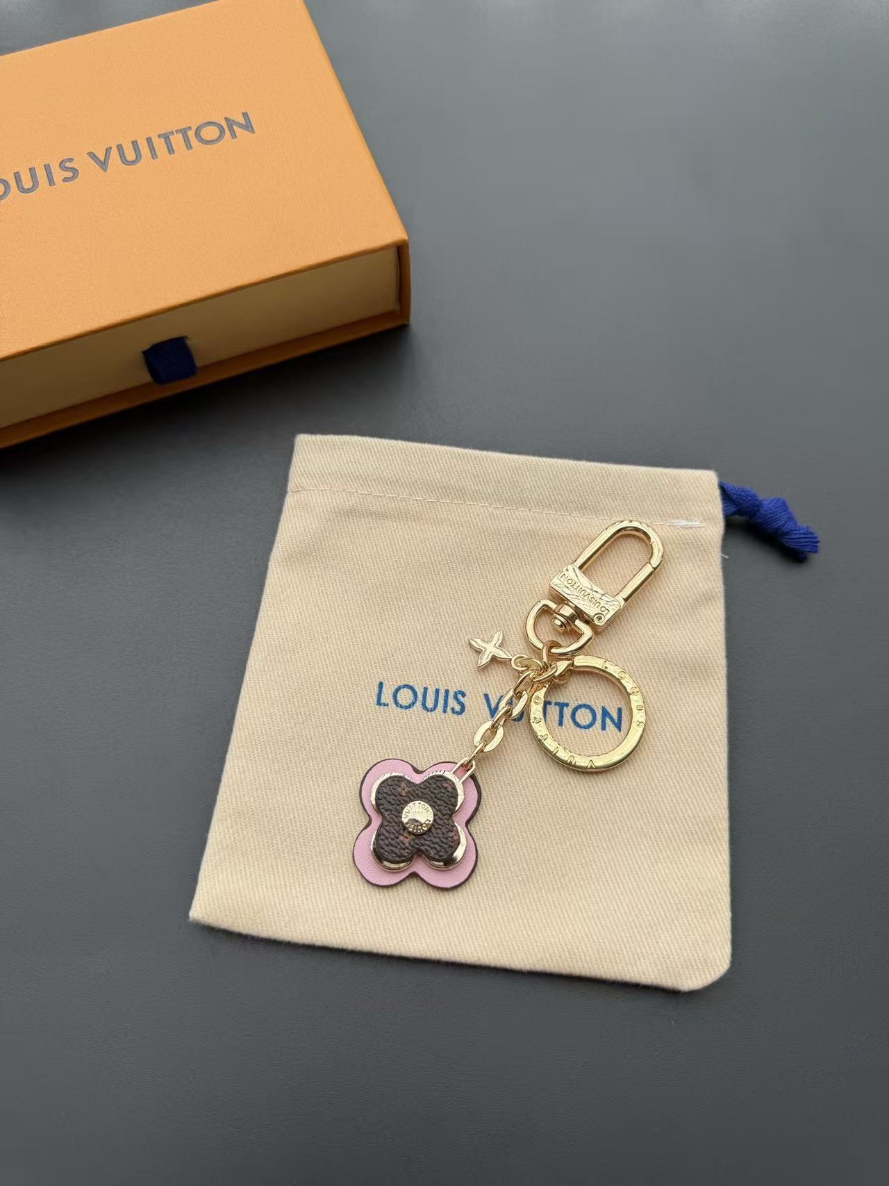 LV 四つ葉のクローバー キーホルダー【50％割引+送料無料】