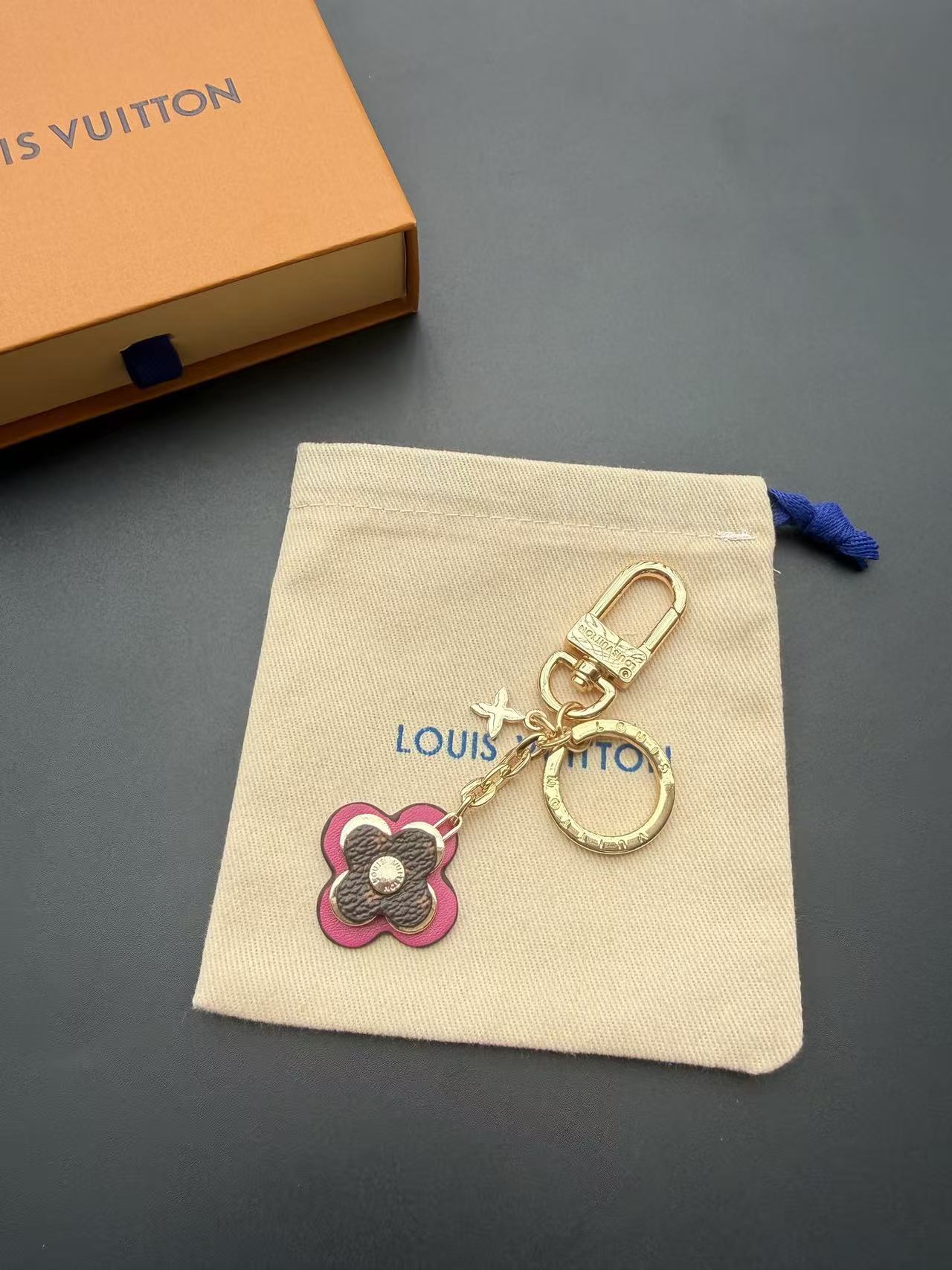 LV 四つ葉のクローバー キーホルダー【50％割引+送料無料】