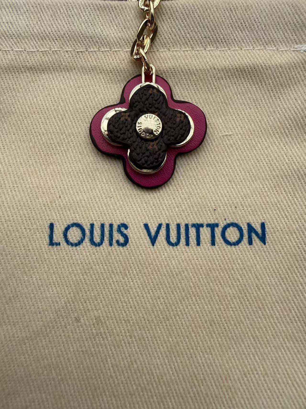 LV 四つ葉のクローバー キーホルダー【50％割引+送料無料】