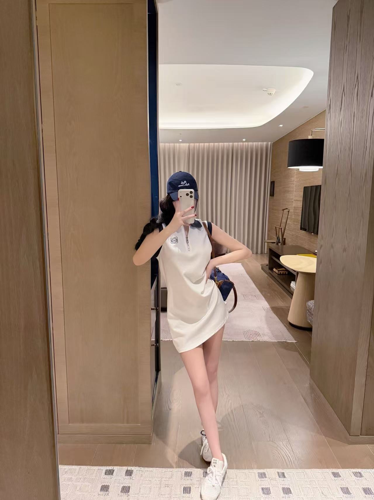 L0WEW 刺繍ロゴ入りノースリーブドレス【50％割引+送料無料】