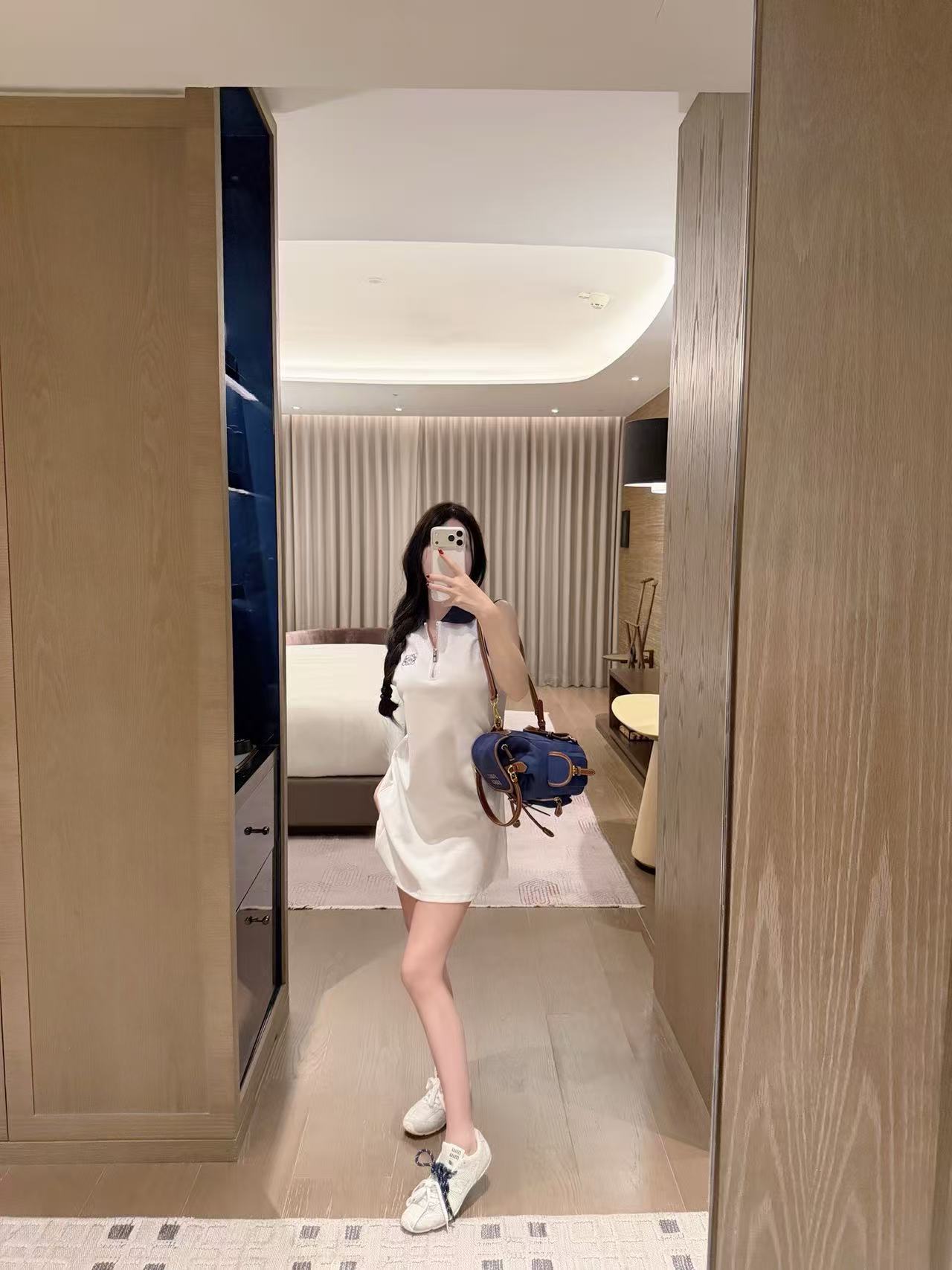 L0WEW 刺繍ロゴ入りノースリーブドレス【50％割引+送料無料】