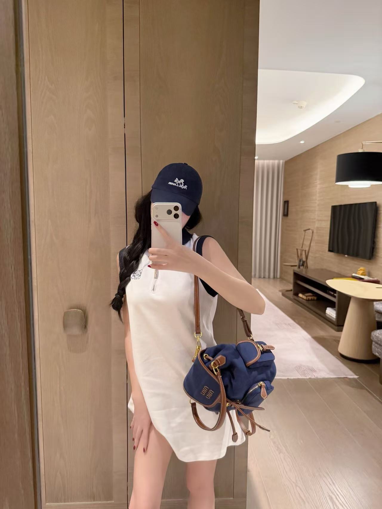 L0WEW 刺繍ロゴ入りノースリーブドレス【50％割引+送料無料】