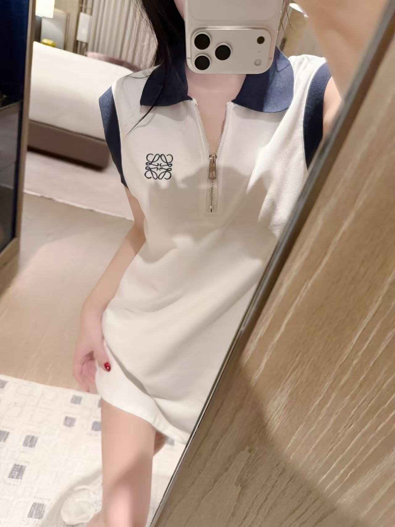 L0WEW 刺繍ロゴ入りノースリーブドレス【50％割引+送料無料】