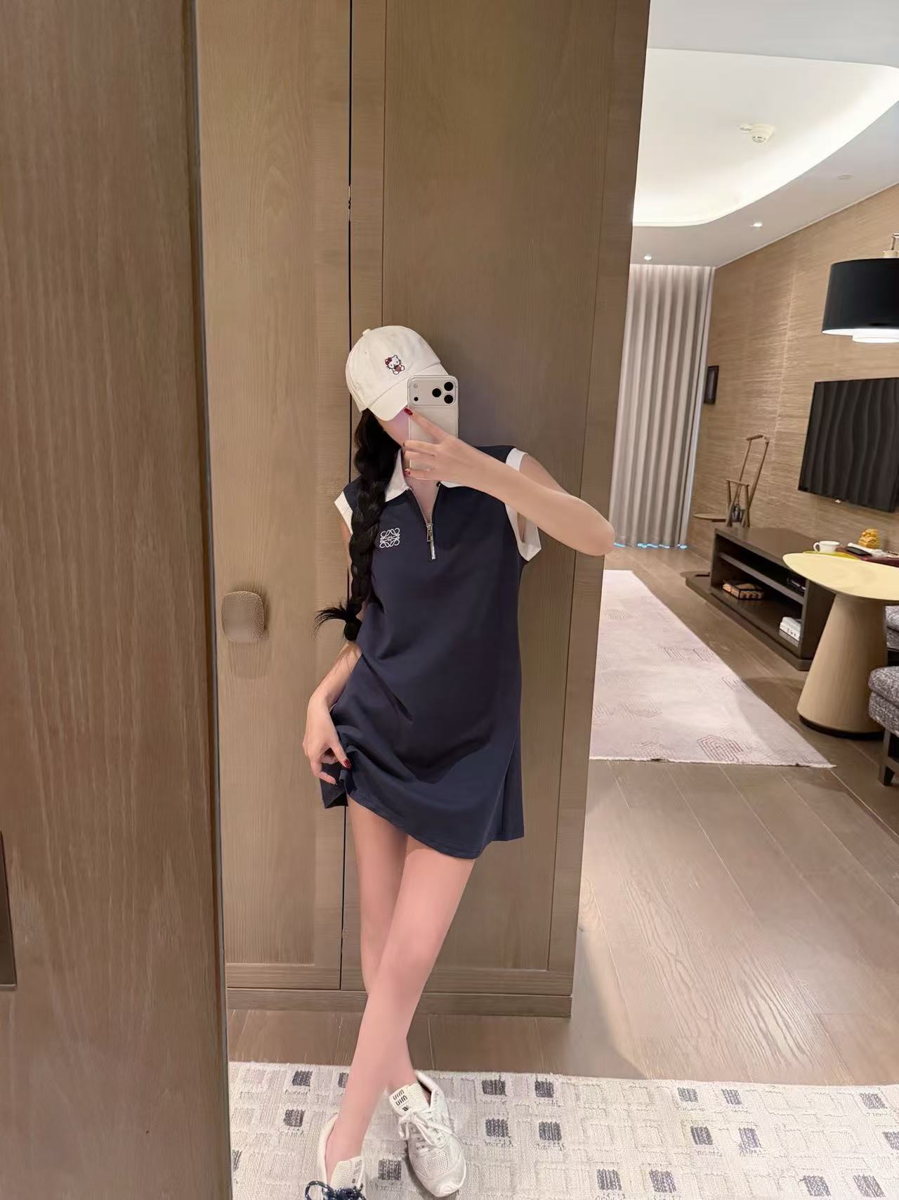 L0WEW 刺繍ロゴ入りノースリーブドレス【50％割引+送料無料】