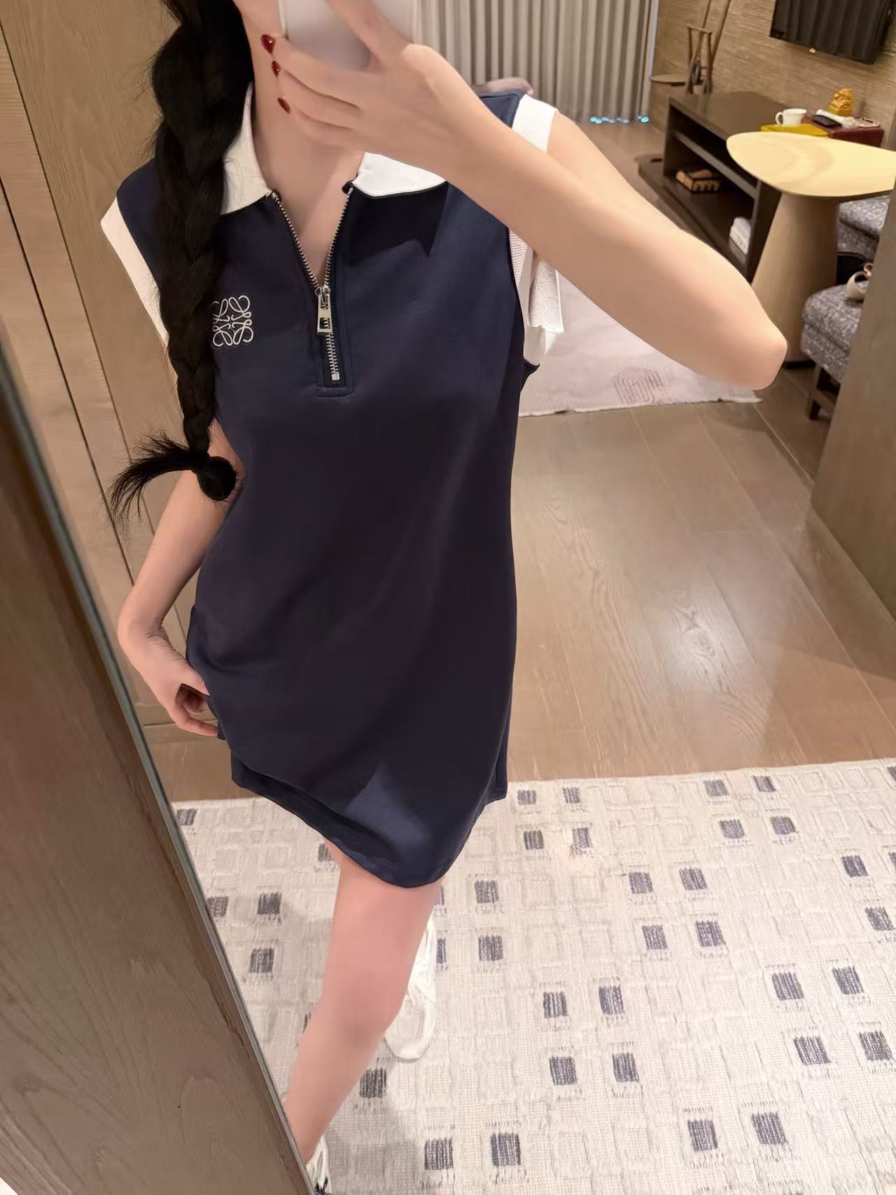 L0WEW 刺繍ロゴ入りノースリーブドレス【50％割引+送料無料】