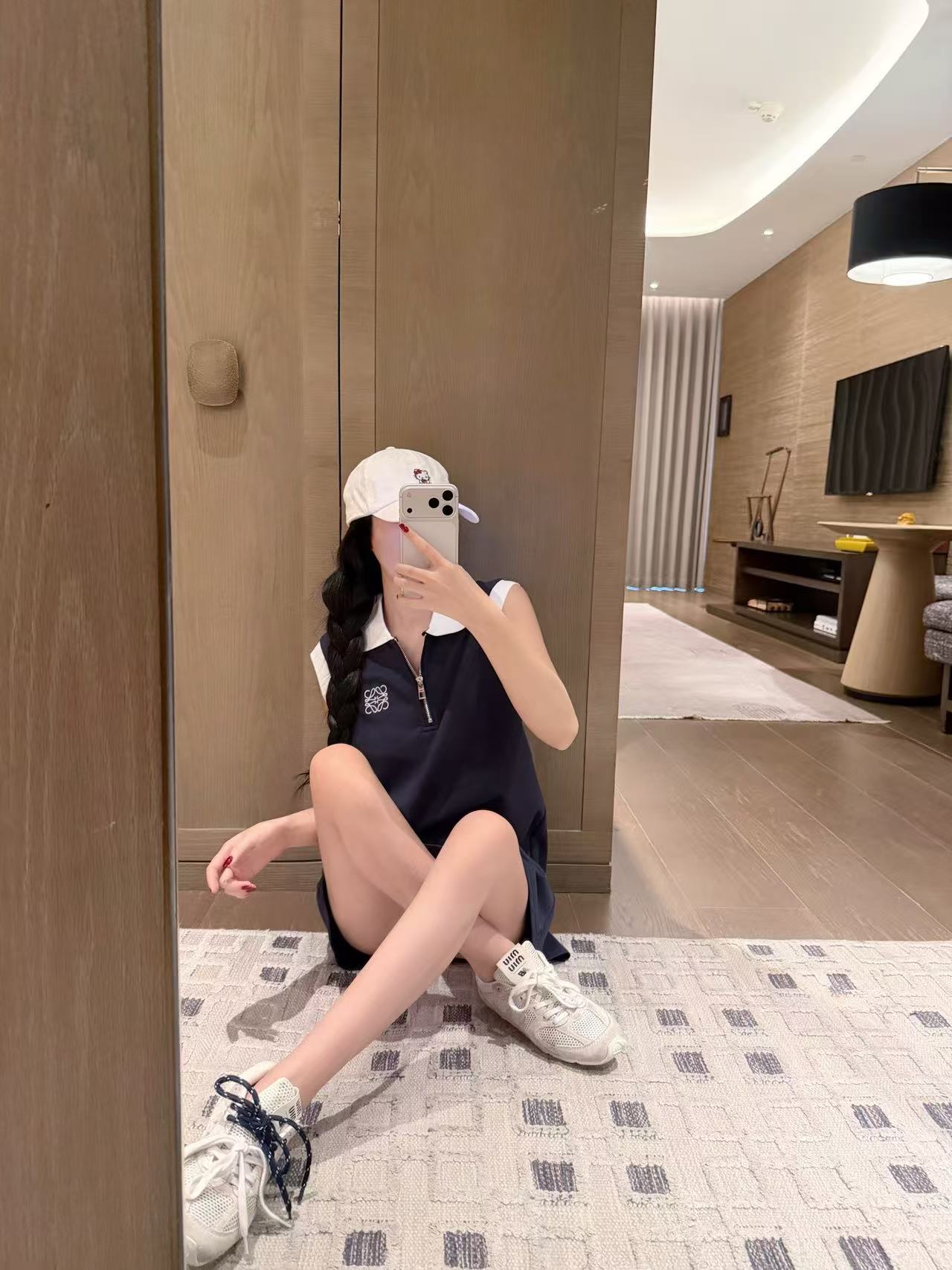 L0WEW 刺繍ロゴ入りノースリーブドレス【50％割引+送料無料】