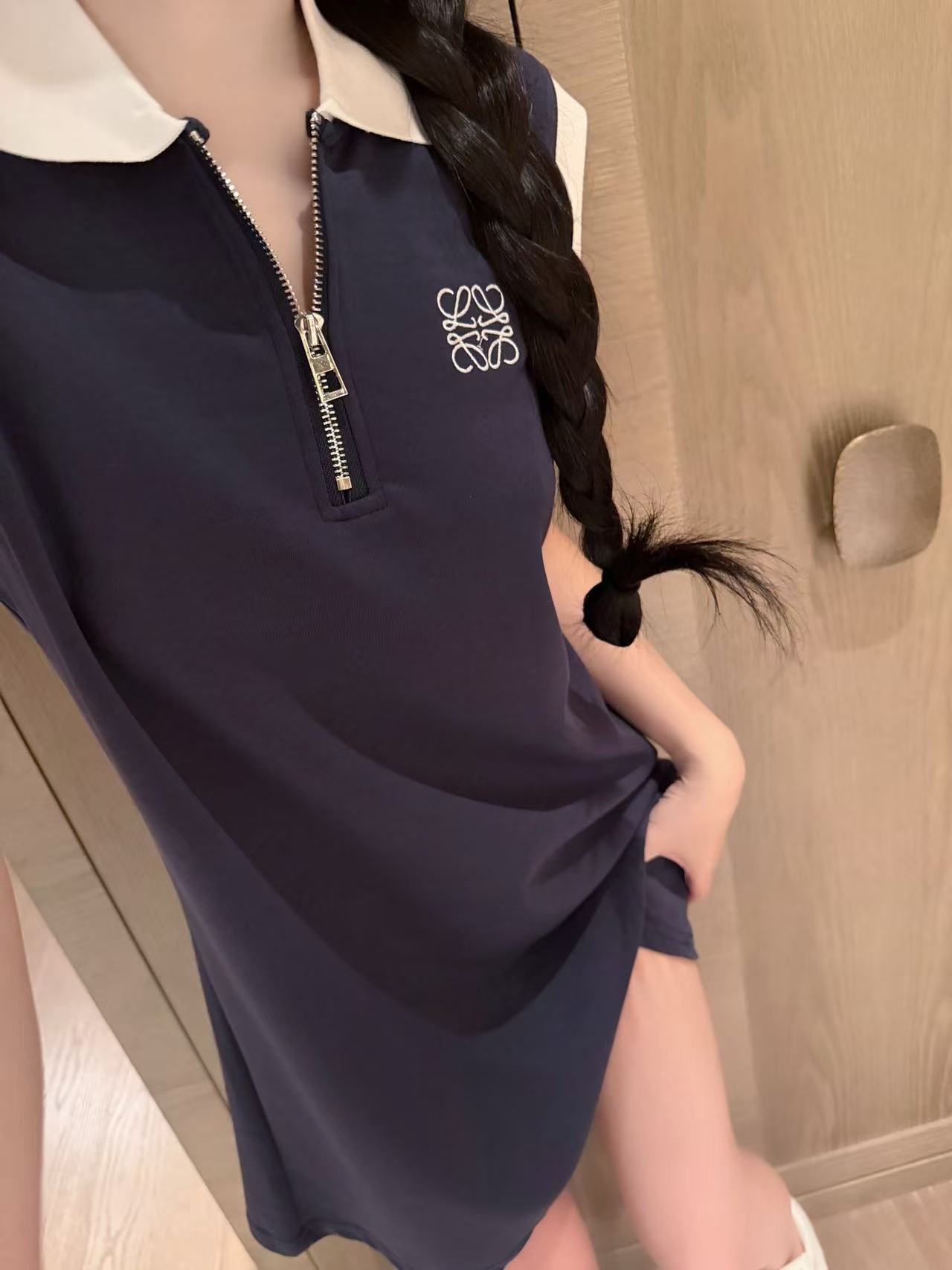 L0WEW 刺繍ロゴ入りノースリーブドレス【50％割引+送料無料】