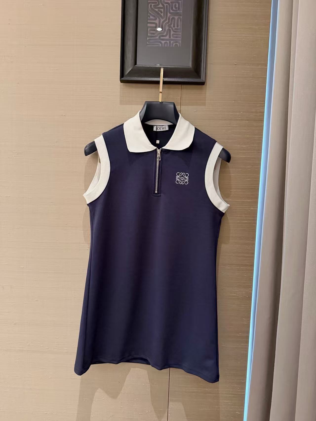 L0WEW 刺繍ロゴ入りノースリーブドレス【50％割引+送料無料】