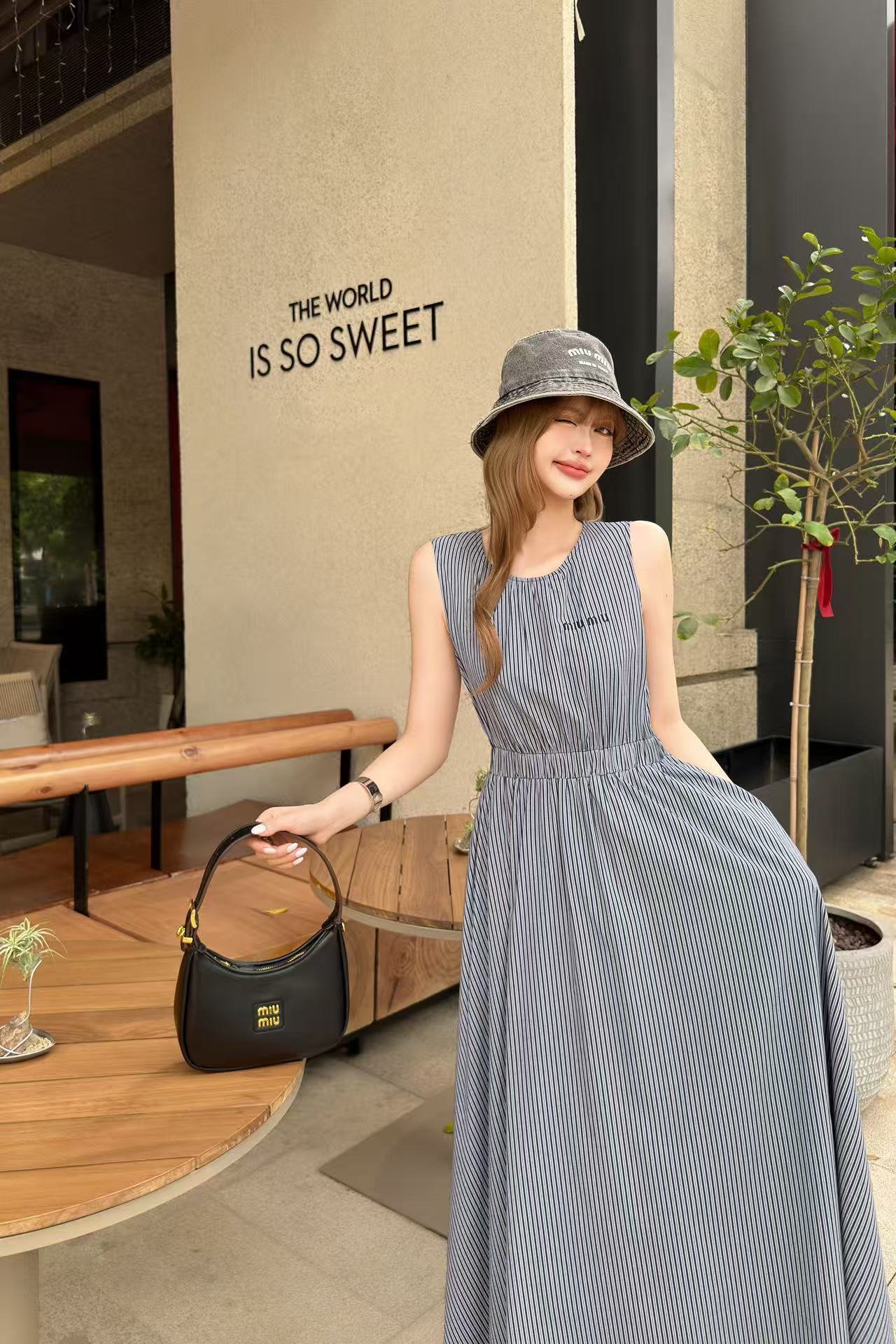 M1UM1U 高品質刺繍入りストライプ柄ノースリーブドレス【50％割引+送料無料】