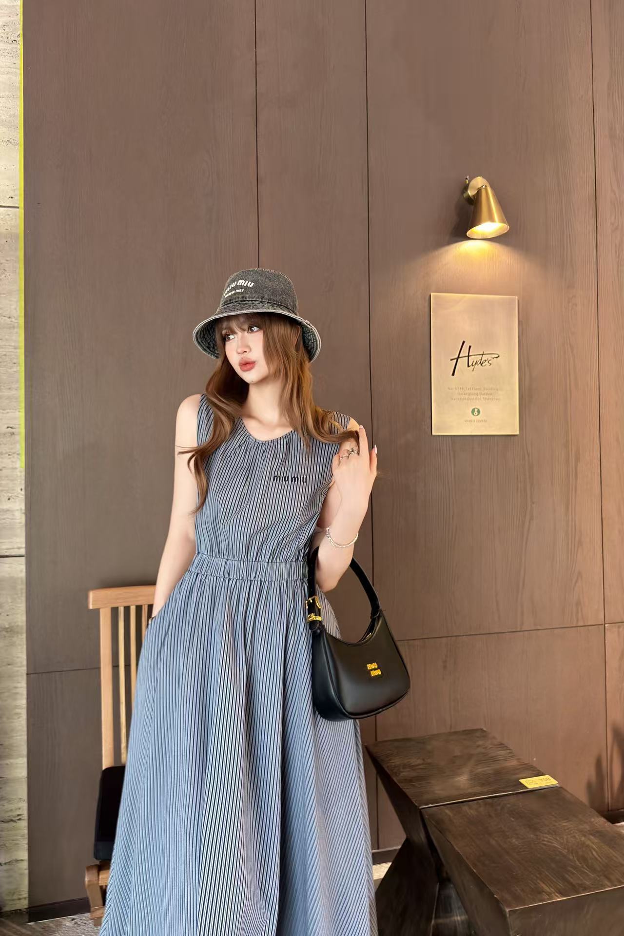 M1UM1U 高品質刺繍入りストライプ柄ノースリーブドレス【50％割引+送料無料】