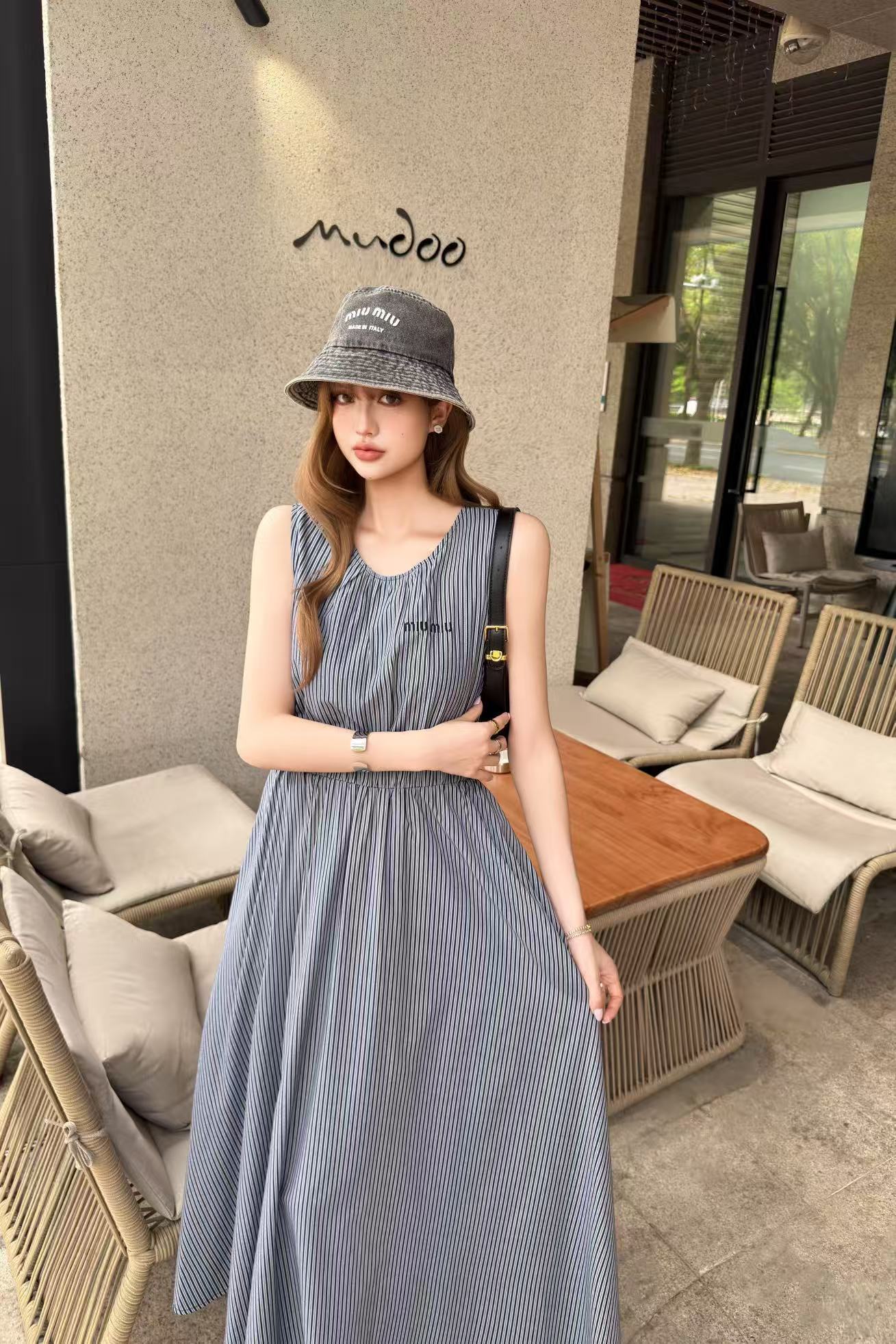 M1UM1U 高品質刺繍入りストライプ柄ノースリーブドレス【50％割引+送料無料】