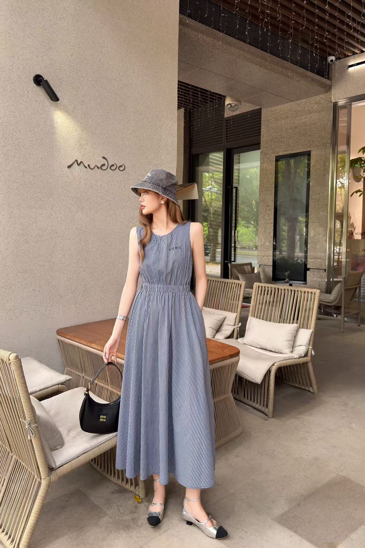 M1UM1U 高品質刺繍入りストライプ柄ノースリーブドレス【50％割引+送料無料】