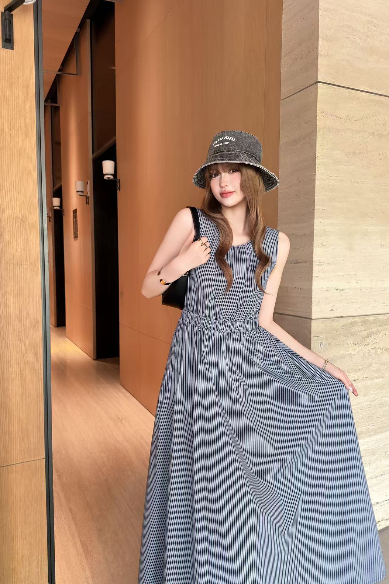 M1UM1U 高品質刺繍入りストライプ柄ノースリーブドレス【50％割引+送料無料】