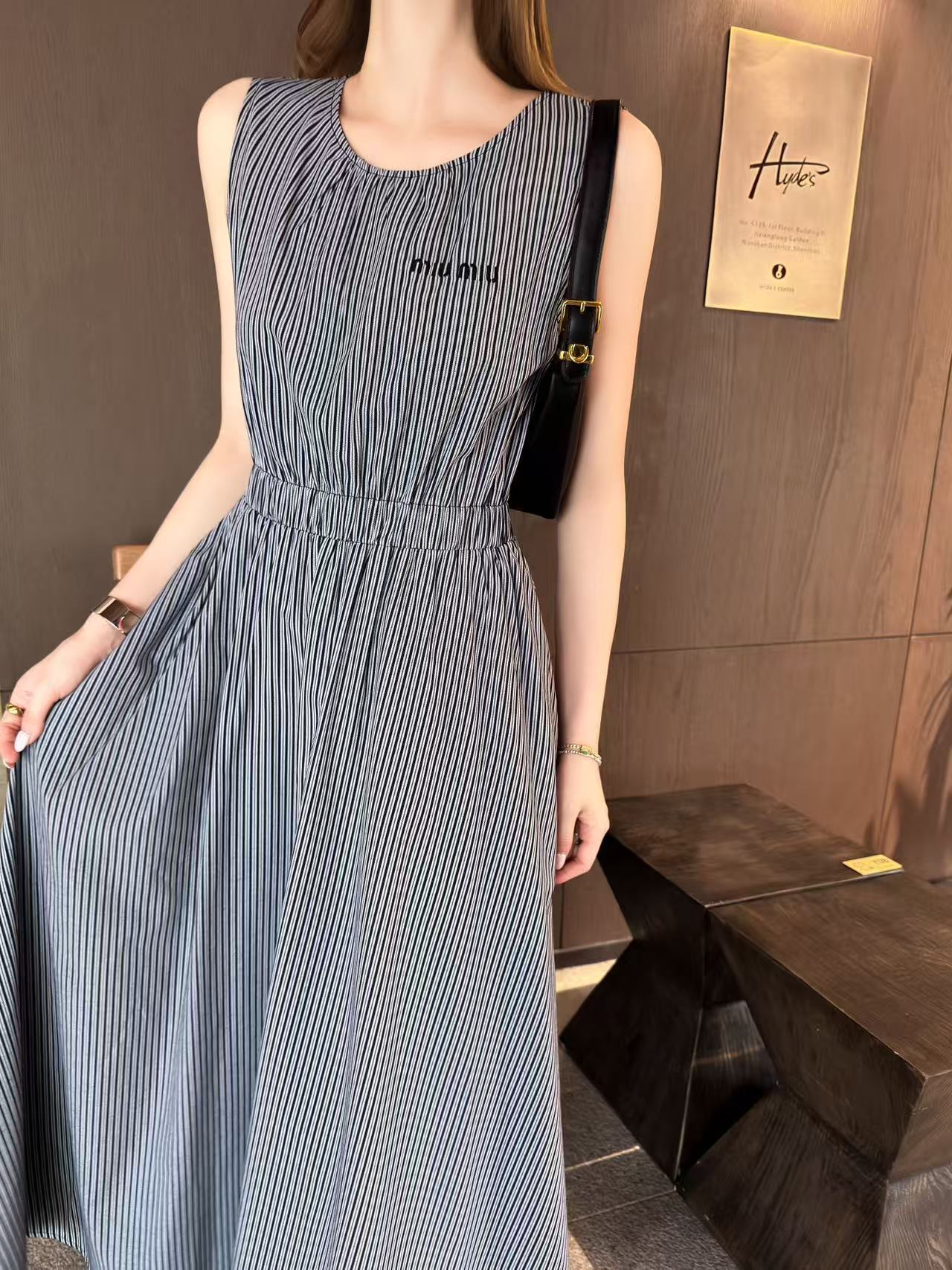 M1UM1U 高品質刺繍入りストライプ柄ノースリーブドレス【50％割引+送料無料】