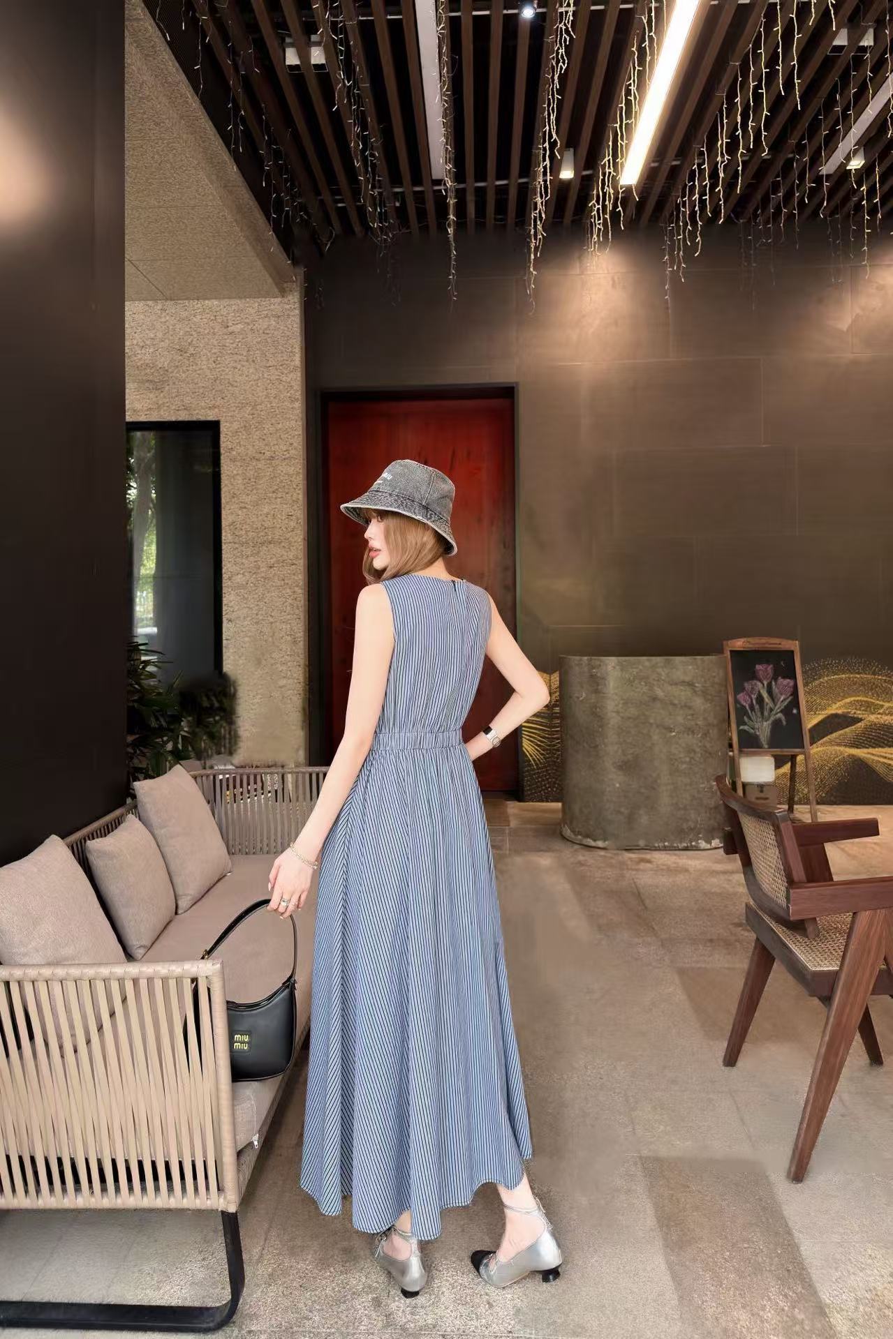 M1UM1U 高品質刺繍入りストライプ柄ノースリーブドレス【50％割引+送料無料】