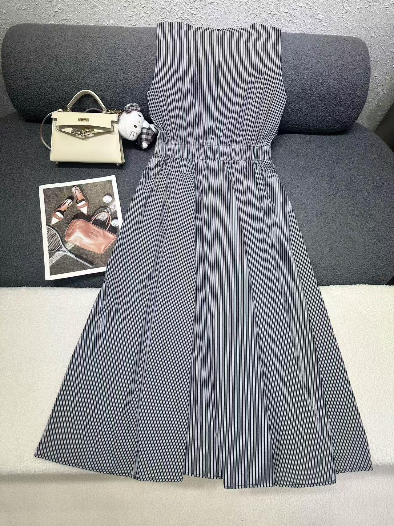 M1UM1U 高品質刺繍入りストライプ柄ノースリーブドレス【50％割引+送料無料】