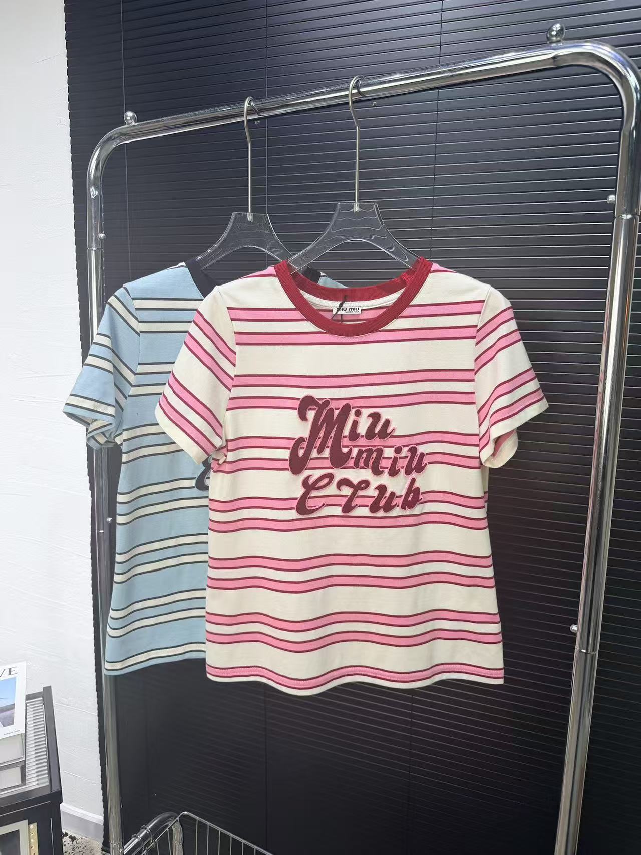 M1UM1U ストライプ柄レターTシャツ【50％割引+送料無料】