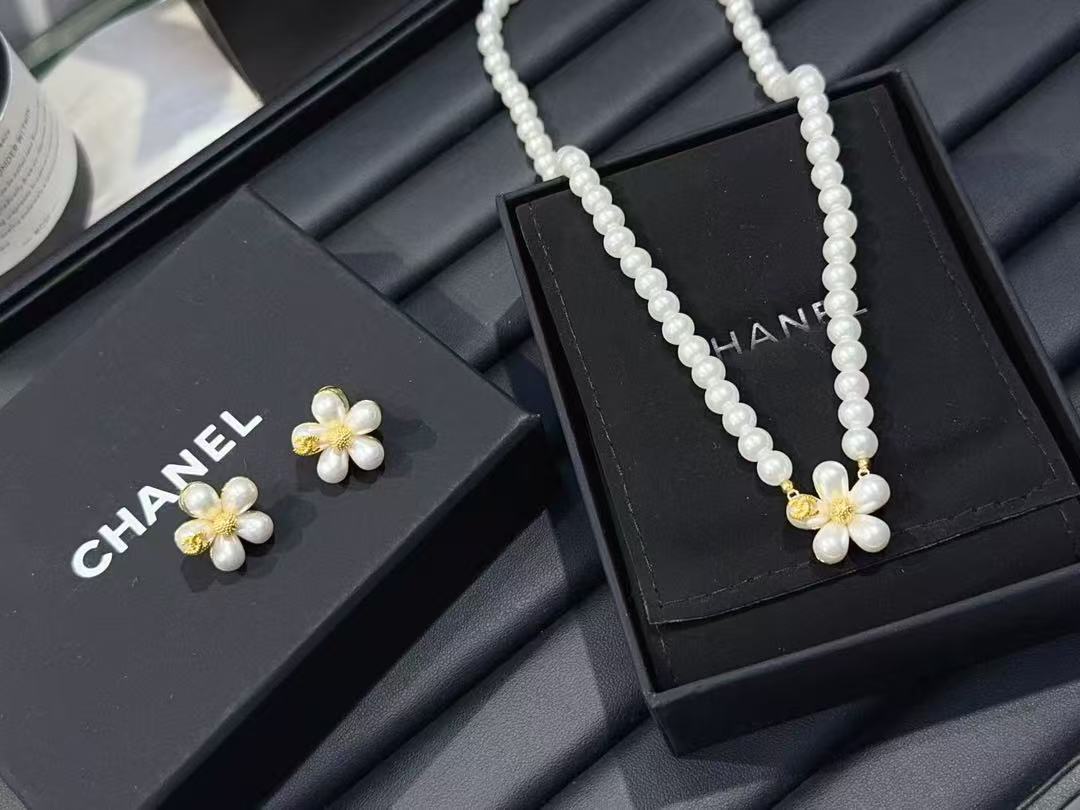 CHANE1 ダブルCフラワーパールイヤリング＋ネックレス【 50％割引+送料無料】