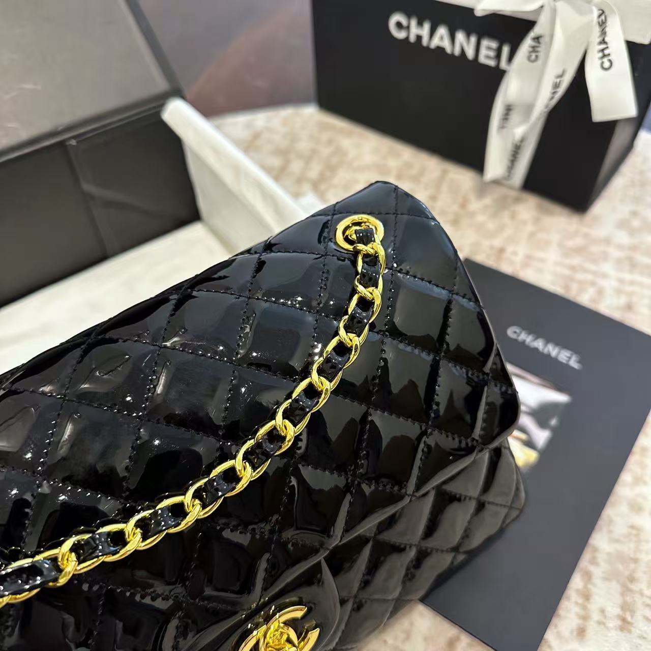 CHANE1 パテントレザーチェーンバッグ【50％割引+送料無料】