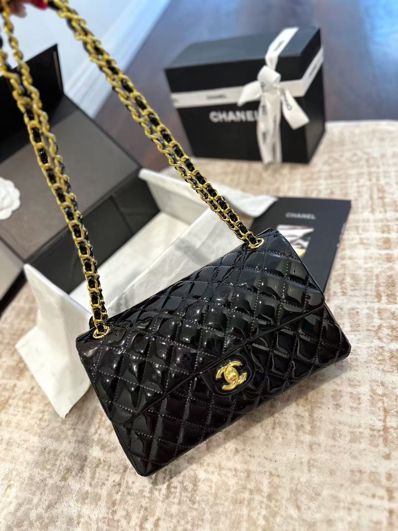 CHANE1 パテントレザーチェーンバッグ【50％割引+送料無料】