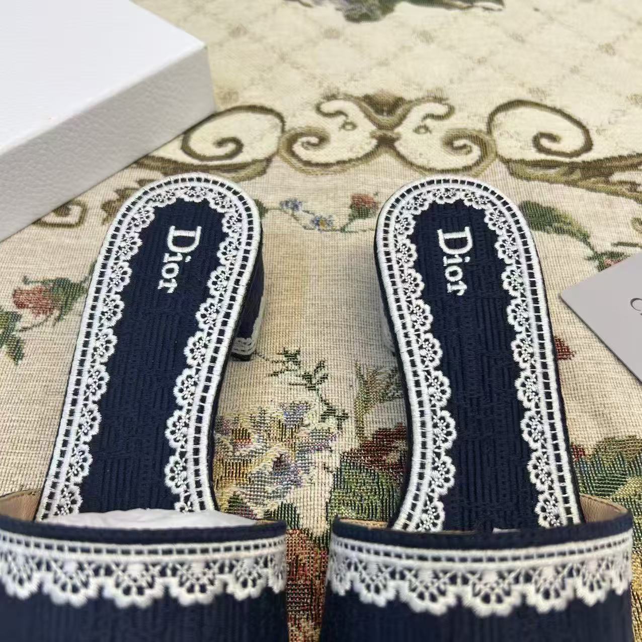 DI0R刺繍入りブロックヒール・レタースライド【50％割引+送料無料】