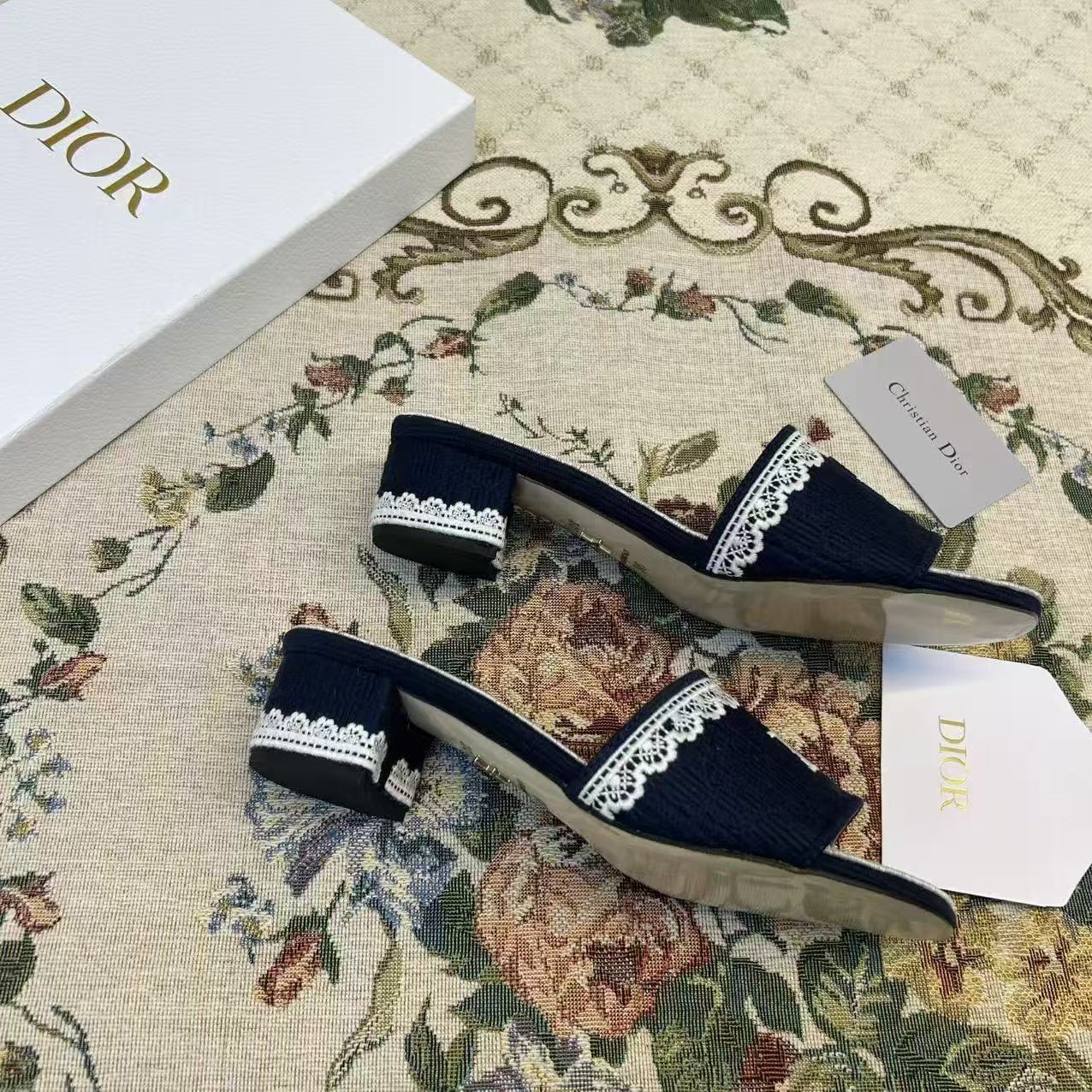 DI0R刺繍入りブロックヒール・レタースライド【50％割引+送料無料】