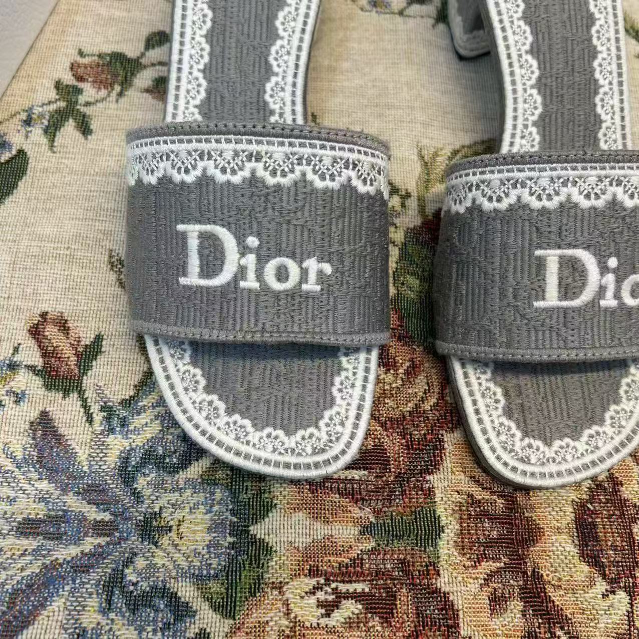 DI0R刺繍入りブロックヒール・レタースライド【50％割引+送料無料】