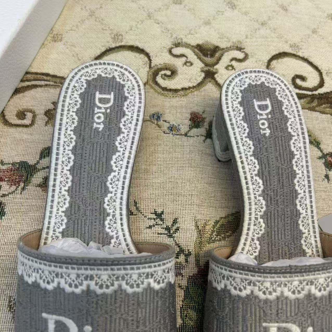 DI0R刺繍入りブロックヒール・レタースライド【50％割引+送料無料】