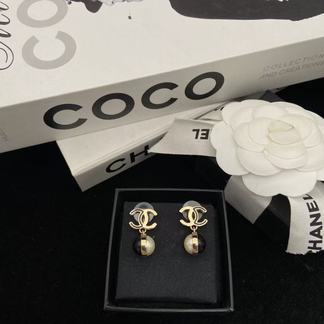 CHANE1 ダブルC ブラック＆ホワイト スタッドピアス【50％割引+送料無料】