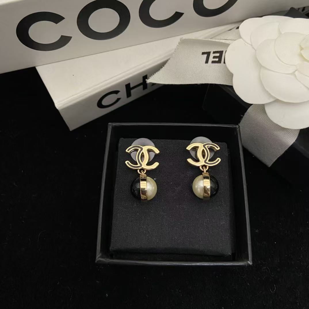 CHANE1 ダブルC ブラック＆ホワイト スタッドピアス【50％割引+送料無料】