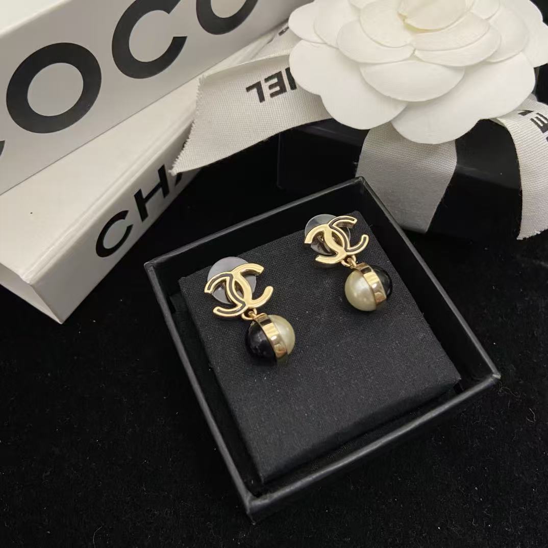 CHANE1 ダブルC ブラック＆ホワイト スタッドピアス【50％割引+送料無料】