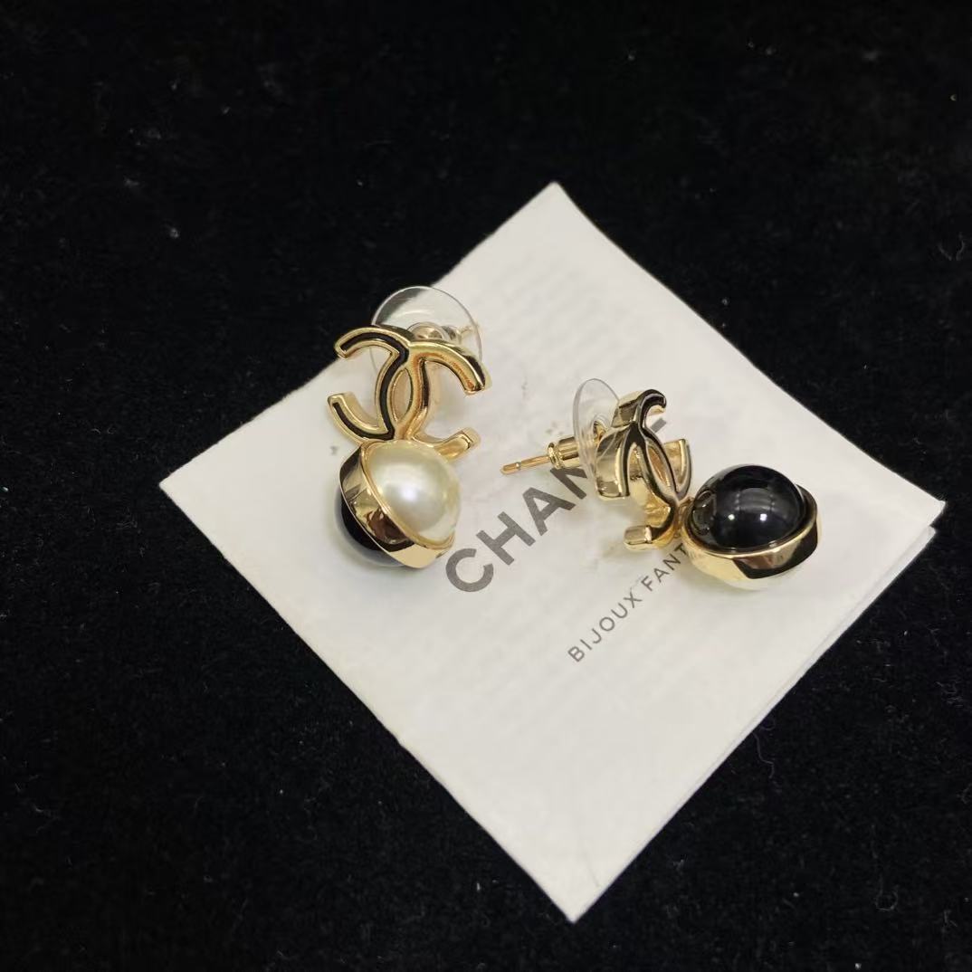 CHANE1 ダブルC ブラック＆ホワイト スタッドピアス【50％割引+送料無料】