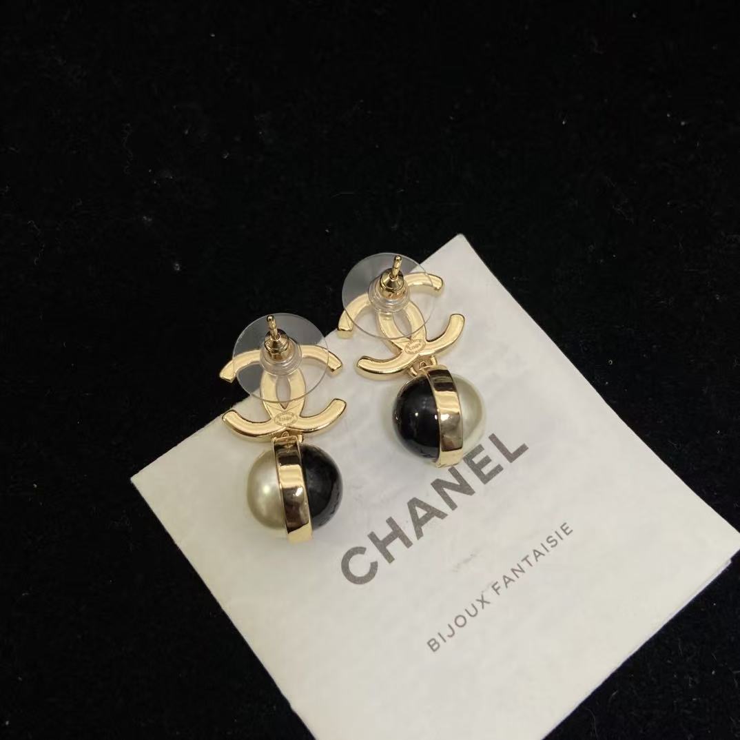 CHANE1 ダブルC ブラック＆ホワイト スタッドピアス【50％割引+送料無料】