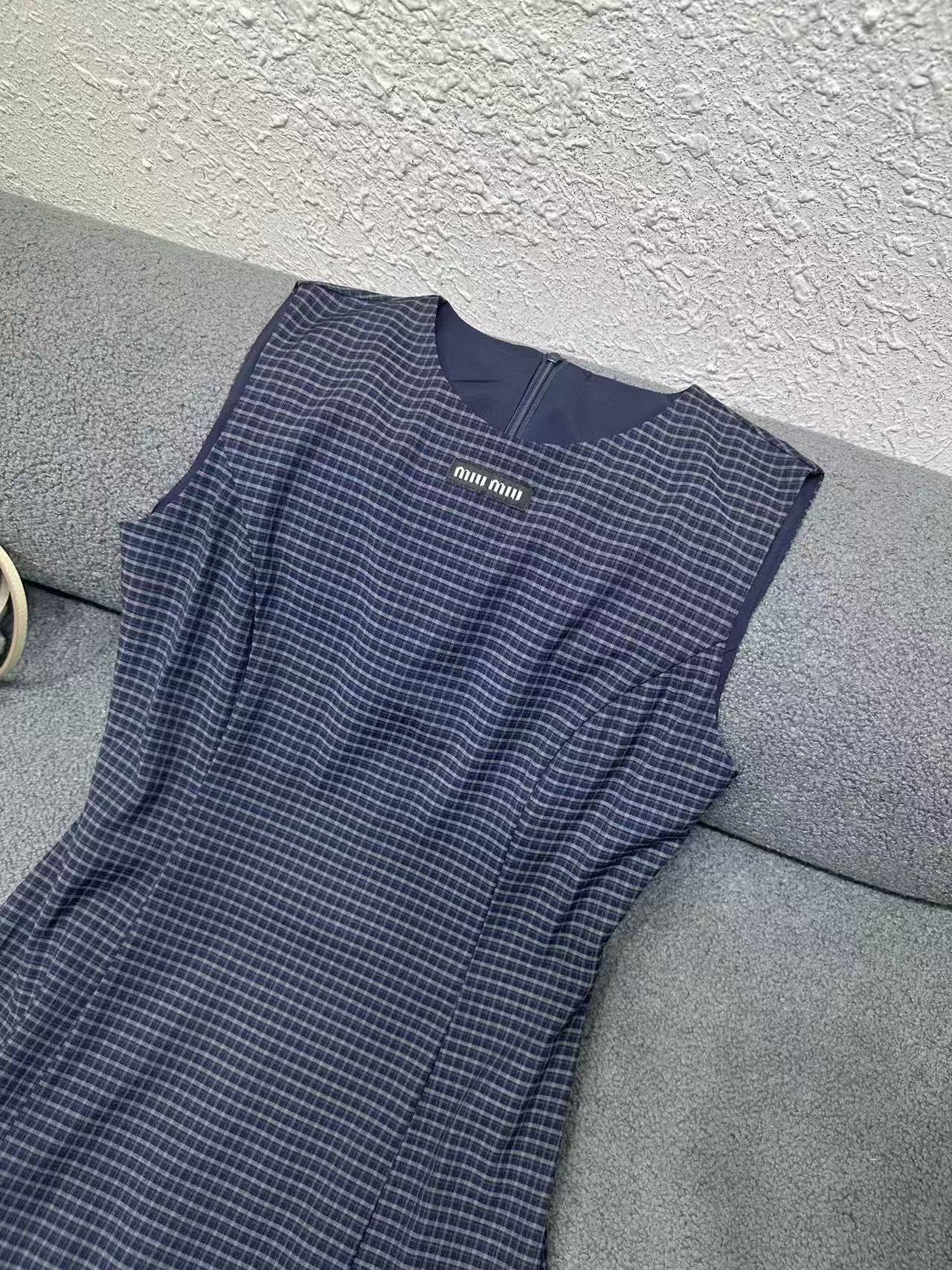 M1UM1U 高品質ノースリーブドレス（胸元にロゴ入り）【50％割引+送料無料】