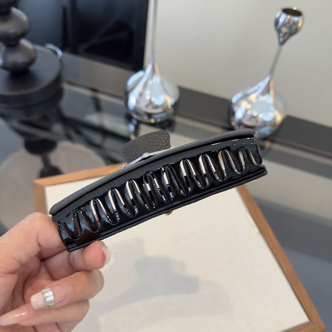 PR4DA トライアングルロゴ ヘアクリップ【50％割引+送料無料】