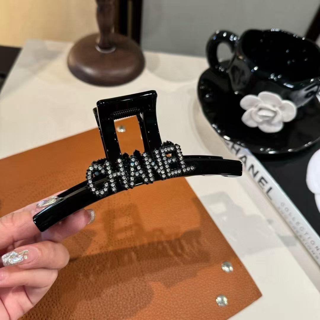 CHANE1 ダイヤモンドがちりばめられた文字ヘアクリップ【50％割引+送料無料】