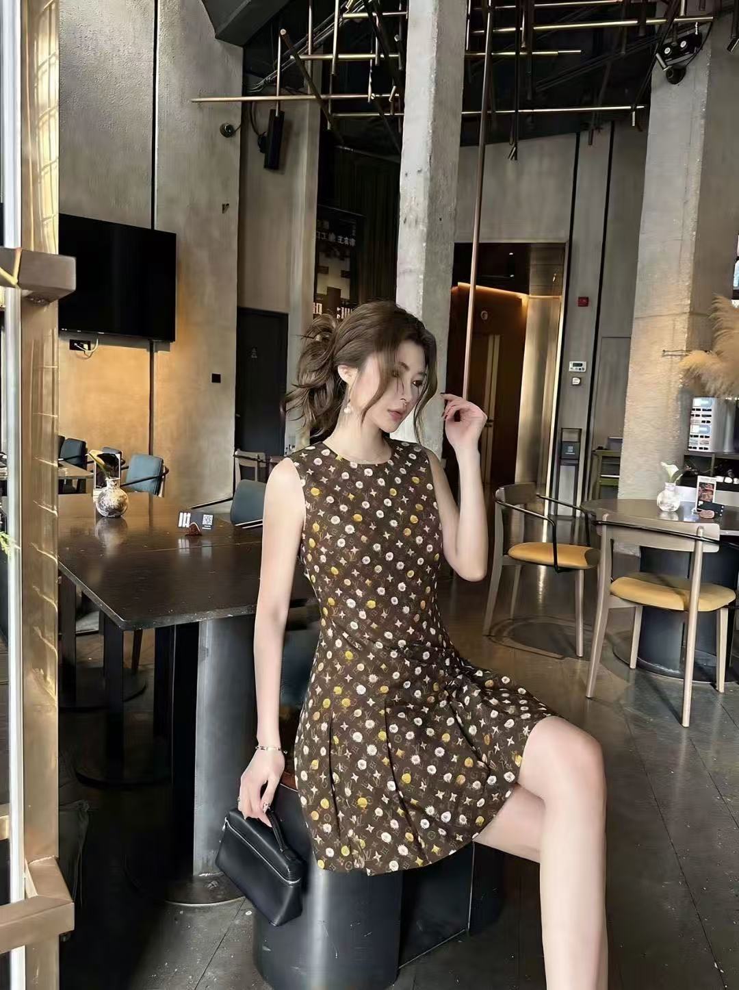 LVプリント ノースリーブドレス【50％割引+送料無料】