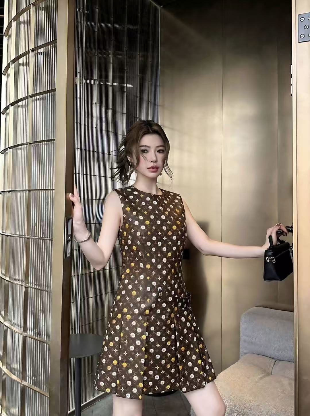 LVプリント ノースリーブドレス【50％割引+送料無料】