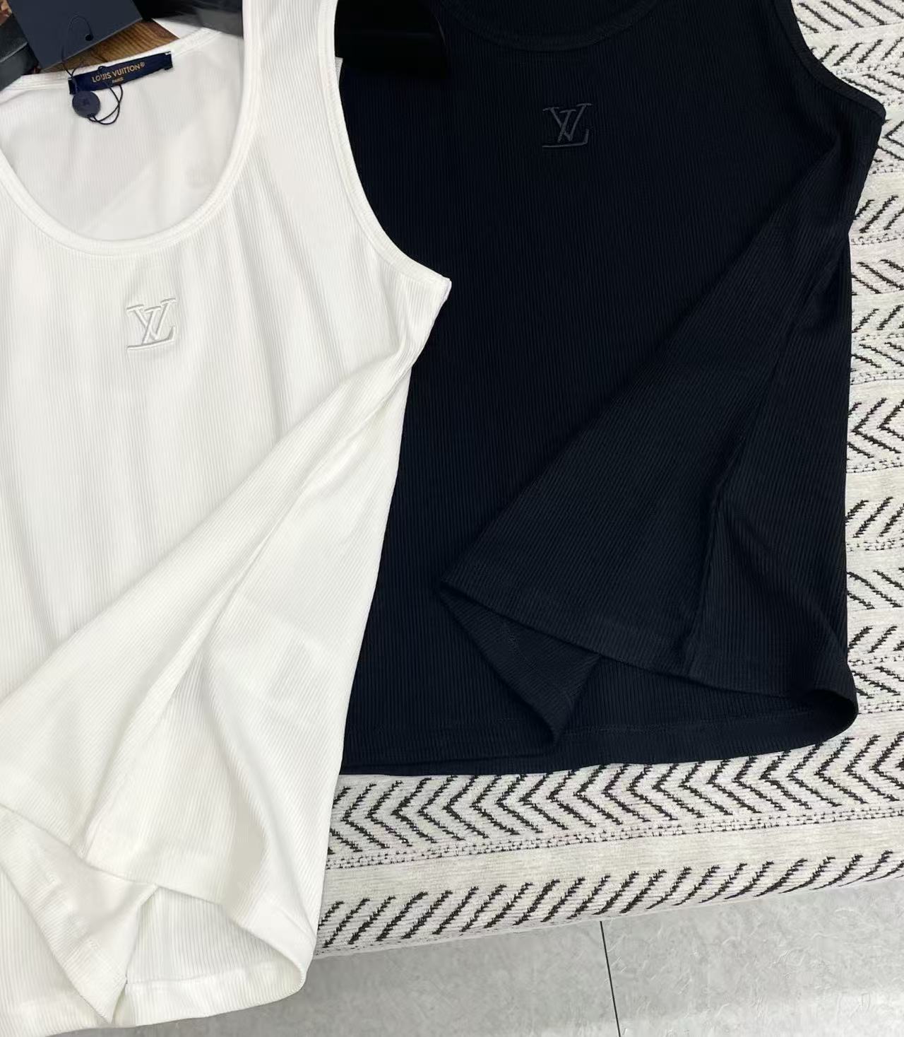 LV刺繍ロゴ入りベストTシャツ【50％割引+送料無料】