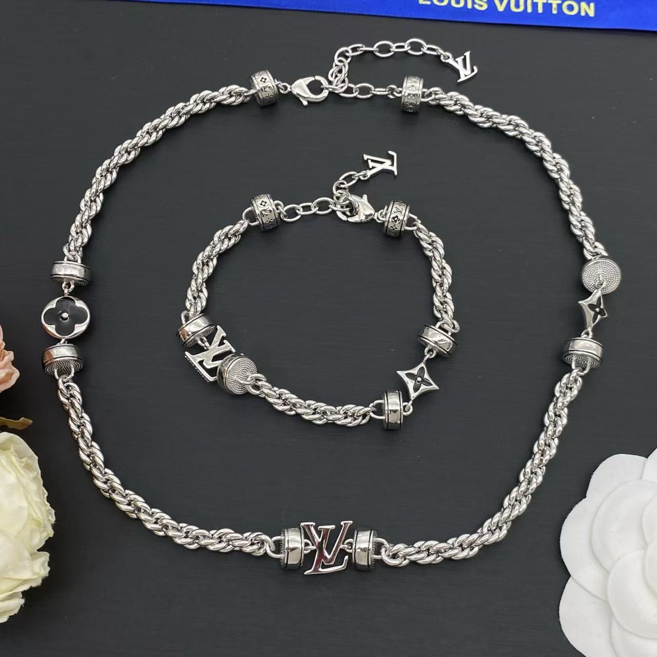 LV 四つ葉のクローバー ブレスレット ＋ ネックレス【50％割引+送料無料】