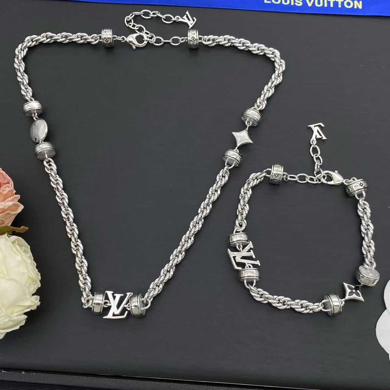 LV 四つ葉のクローバー ブレスレット ＋ ネックレス【50％割引+送料無料】