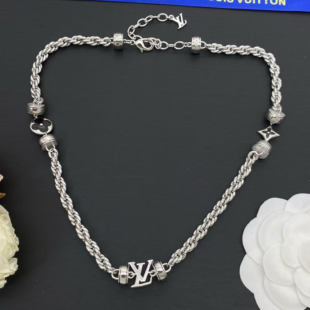 LV 四つ葉のクローバー ブレスレット ＋ ネックレス【50％割引+送料無料】