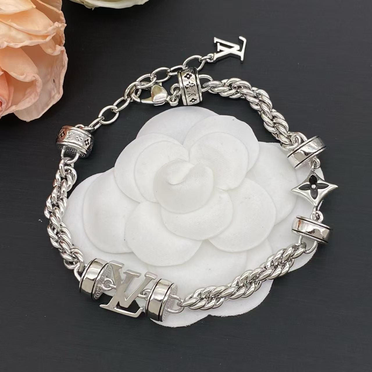 LV 四つ葉のクローバー ブレスレット ＋ ネックレス【50％割引+送料無料】