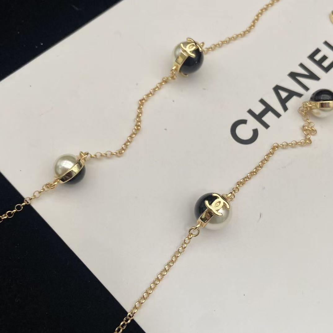 CHANE1 ダブルC ブラック＆ホワイトパールセーターネックレス【50％割引+送料無料】