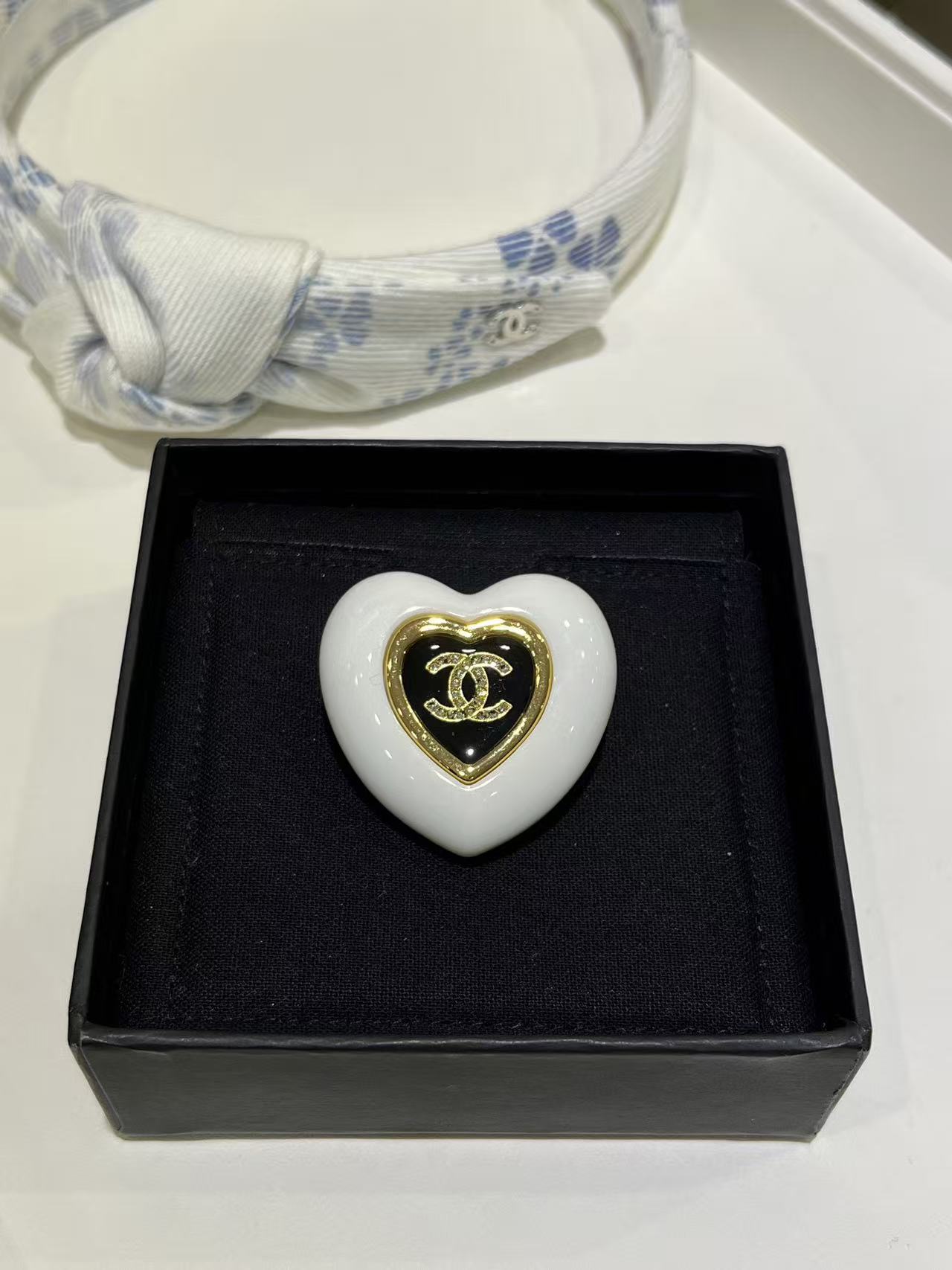 CHANE1 ホワイトハート ダブルC ブローチ【50％割引+送料無料】