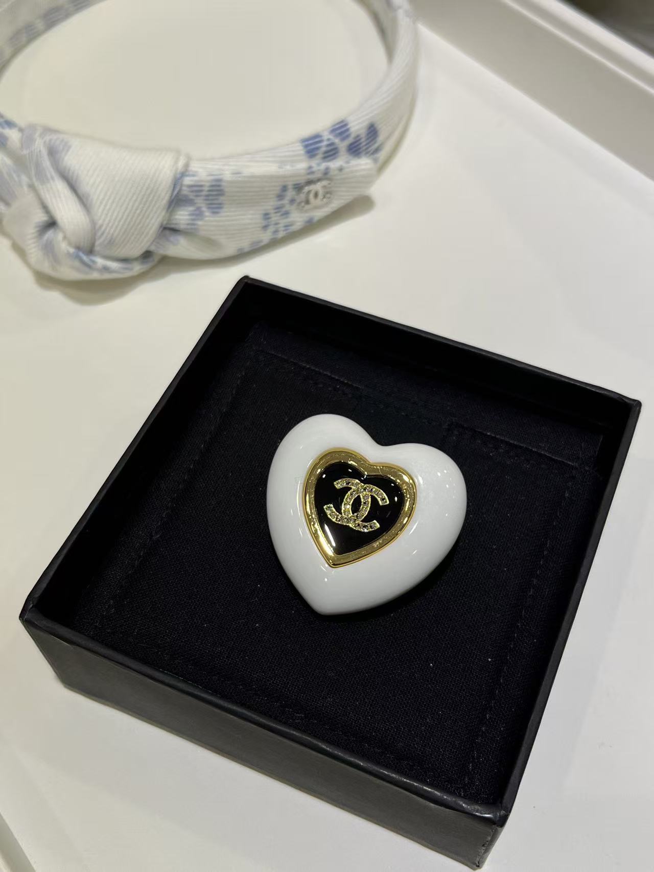 CHANE1 ホワイトハート ダブルC ブローチ【50％割引+送料無料】